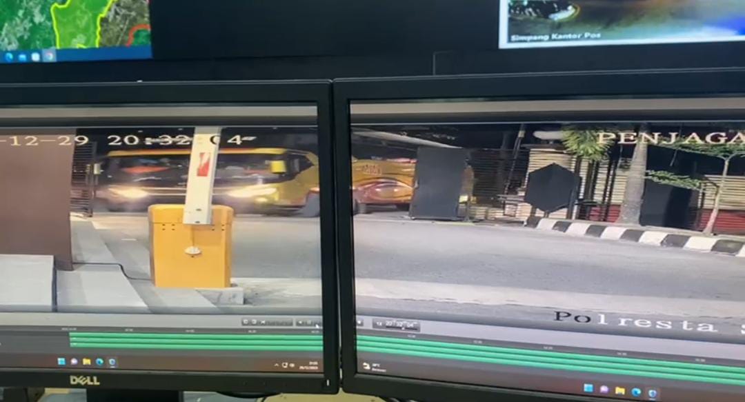 CCTV Bus Penumpang di Halaman Polresta Samarind